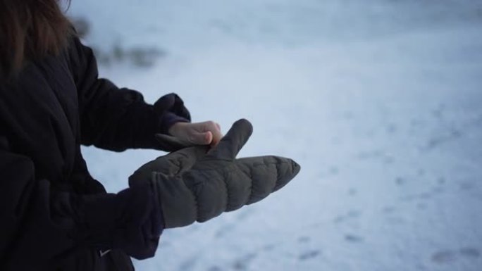 女人在冬天戴上手套