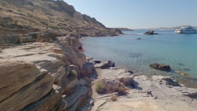 步行小径上女人探索海岸线的视角