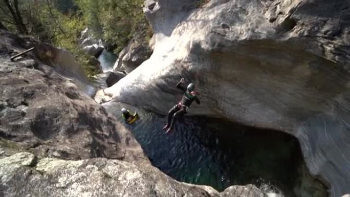 运动员峡谷跳进水池