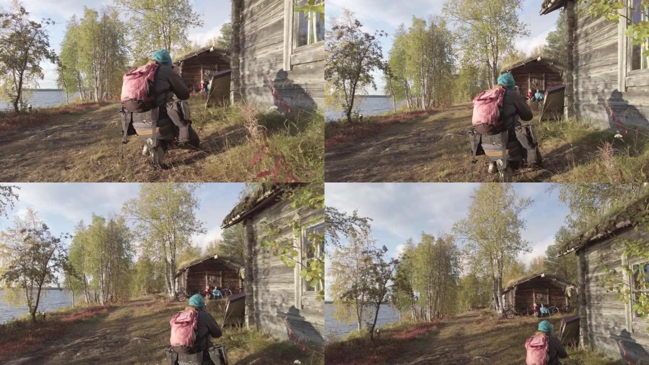 摄影师在湖岸小屋附近的山地自行车上拍摄一对夫妇