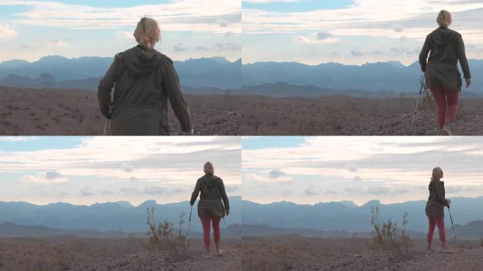 沙漠山脊上的成熟女性徒步旅行者