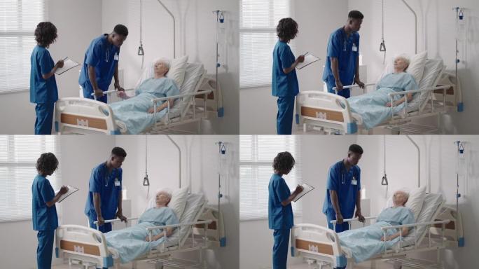 一名黑人医生和一名护士在医院采访一名养老金领取者，并照顾他的健康