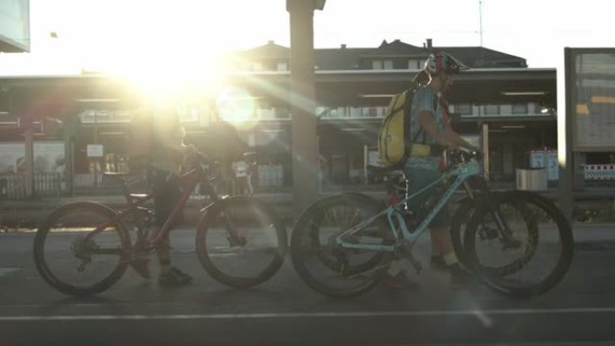 三名年轻妇女在火车站骑着山地自行车行走