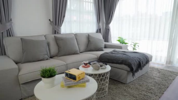 没有人，豪斯。她以廉价豪华的家居装饰而自豪。