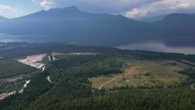 森林山脉和荒野的空中风景