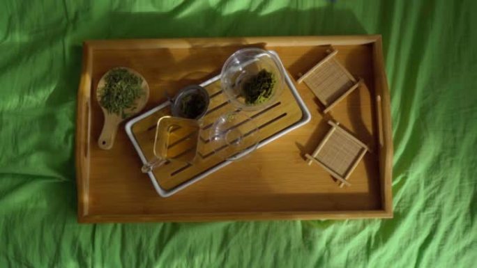 床上托盘上的绿茶，早上茶道。顶视图