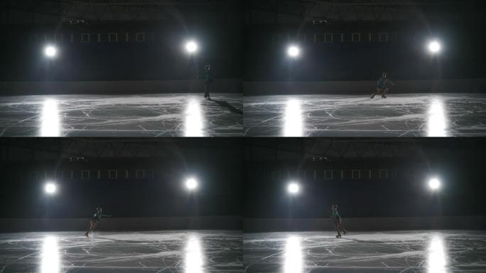 女孩溜冰者在冰猫的反灯下旋转三趾环进行跳跃。花样滑冰中的慢动作跳跃