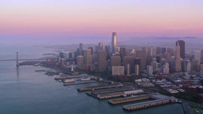 黄昏时加利福尼亚州旧金山的空中东部海滨