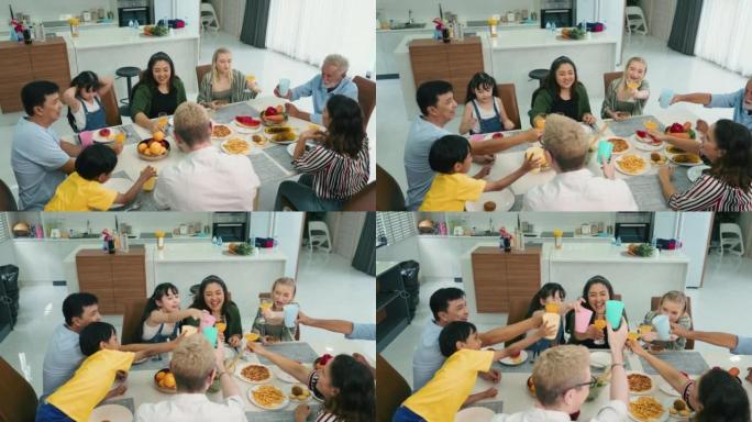 幸福多民族家庭在家一起吃午餐