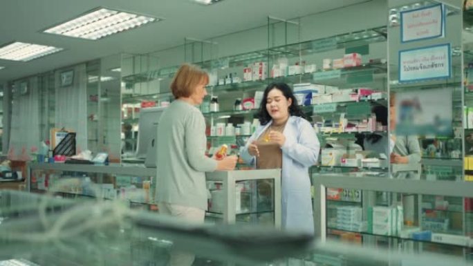 亚洲药师服务高级女顾客购买处方药套餐