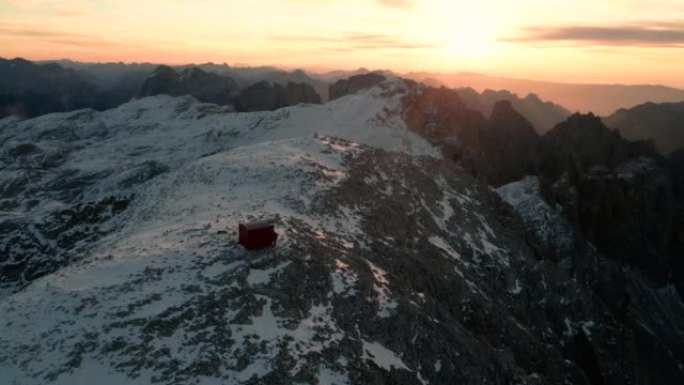 雪山山脊、山顶和绿色山谷的空中风景