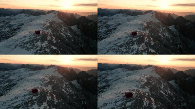 雪山山脊、山顶和绿色山谷的空中风景