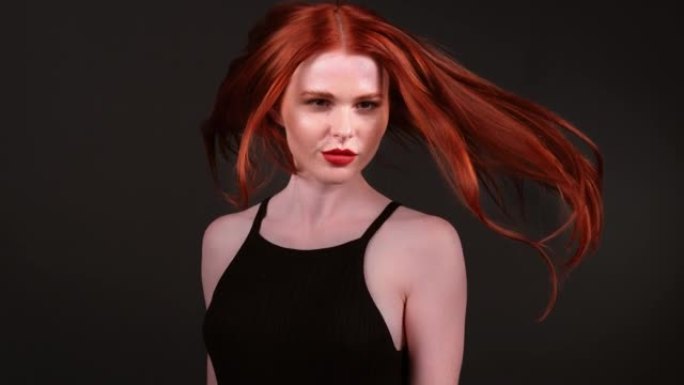 美丽的红发女人，留着健康的长发。诱人的镜头
