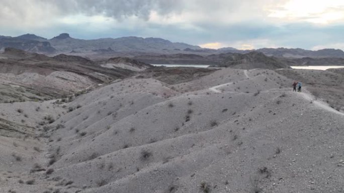 沿着沙漠路径的山地车手的鸟瞰图