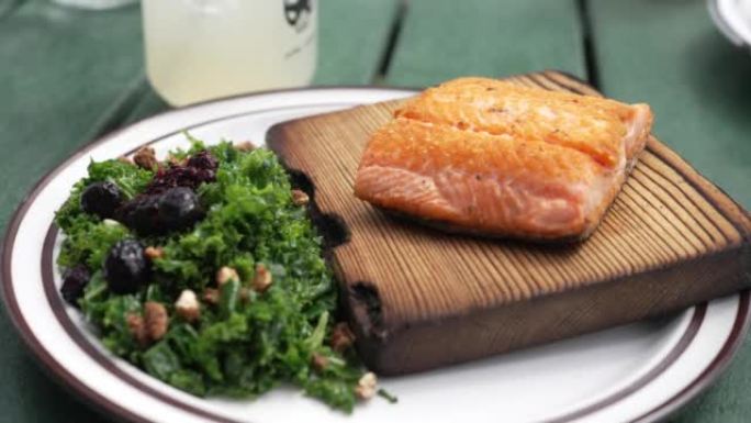阿拉斯加鲑鱼餐盘配沙拉的细节照片