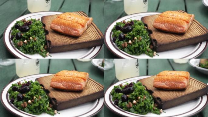 阿拉斯加鲑鱼餐盘配沙拉的细节照片