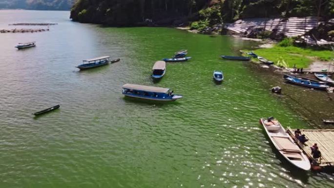 带有渔场和船只的印尼湖无人机景观