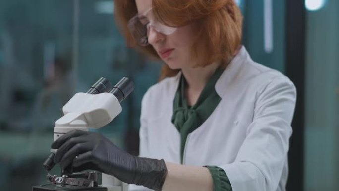 医学实验室的成年女性技术员正在研究冠状病毒感染，新型冠状病毒肺炎大流行的PCR分析