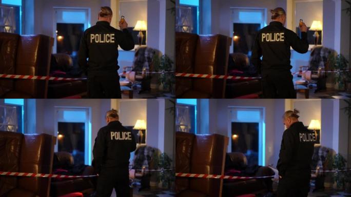 自信的高加索男警官用手电筒照亮室内犯罪现场的后视图肖像。穿着制服的体贴严肃的人在寻找证据时看着上翘的