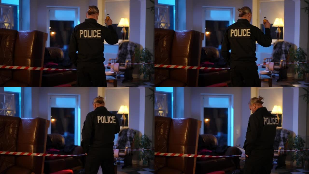 自信的高加索男警官用手电筒照亮室内犯罪现场的后视图肖像。穿着制服的体贴严肃的人在寻找证据时看着上翘的
