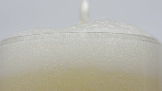 啤酒泡沫从玻璃溢出