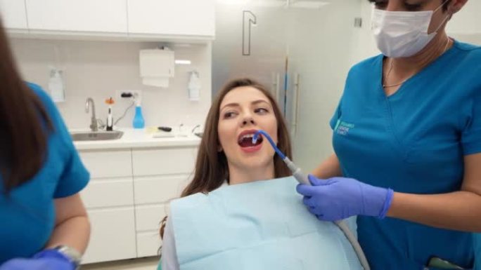 女性患者在看牙医时感觉积极