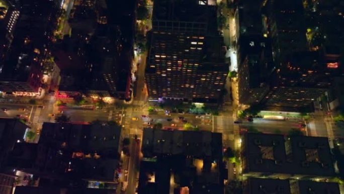 汽车穿过无数的十字路口。纽约夜晚光线充足的美丽街道。顶视图。