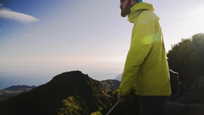 徒步旅行者登上山脊线，大海