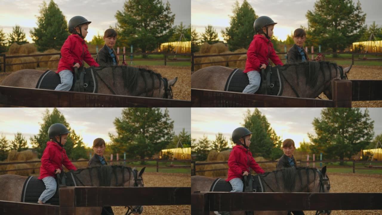 可爱的小男孩在小马俱乐部为孩子们训练，蹒跚学步的孩子在教练的帮助下骑马，运动爱好