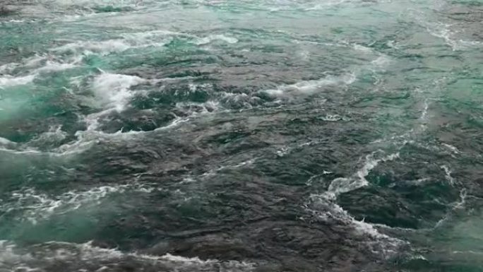 在涨潮和退潮期间，河流和大海的水波相遇。