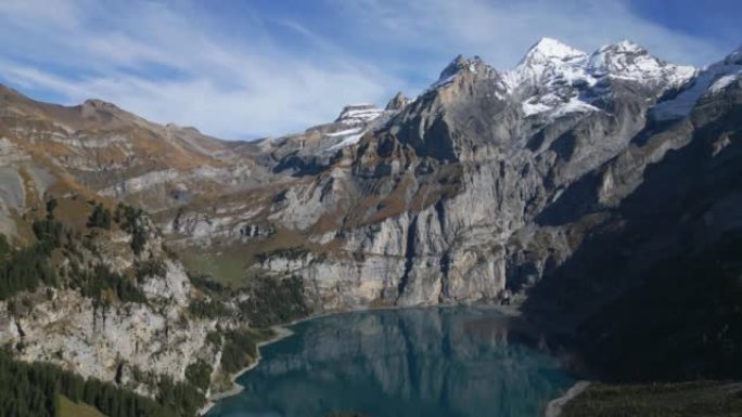 Oeschinensee湖的空中多莉