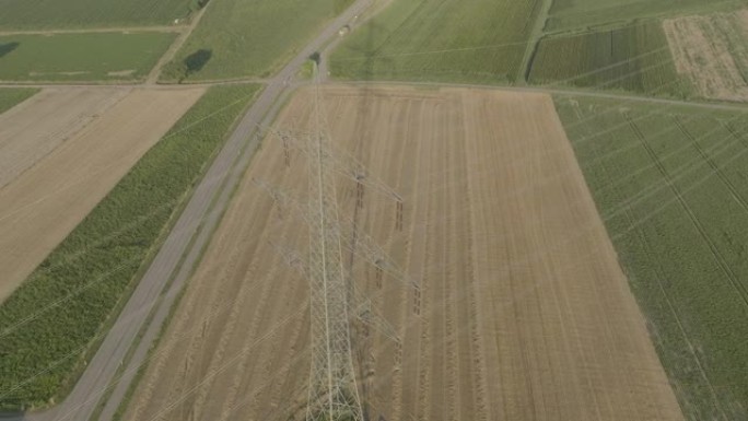 横跨绿色农田的电网电缆