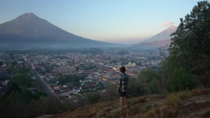 危地马拉火山背景上的人