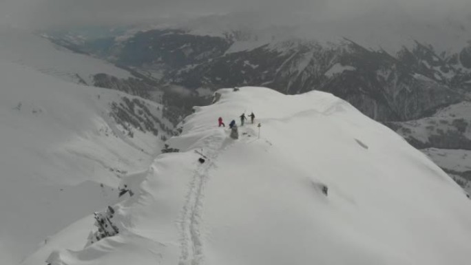一群滑雪者在山顶上的空中无人机拍摄