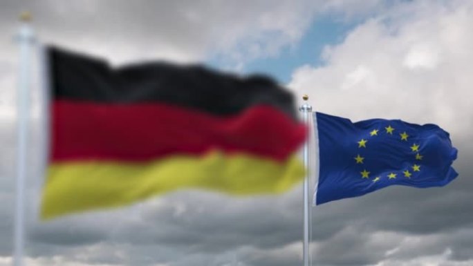 德国和欧盟的国旗在多云的天空中