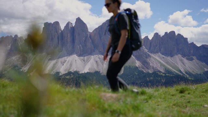 白云岩上的户外冒险: 与朋友一起徒步旅行