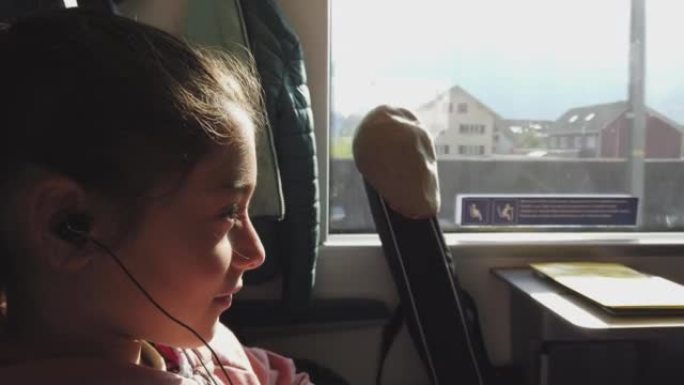 一个年轻女孩坐火车听音乐的细节镜头