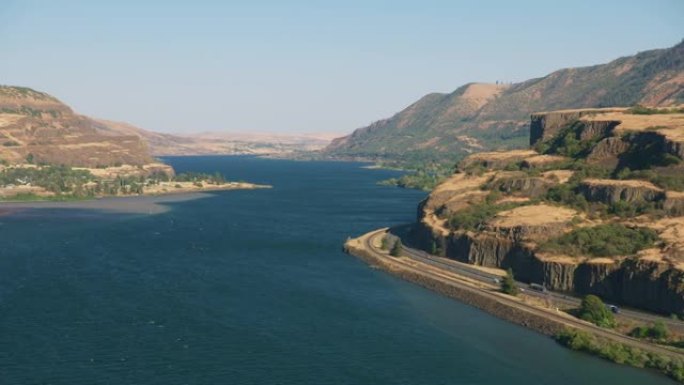 俄勒冈州约2021年: 哥伦比亚河峡谷的鸟瞰图。用红色8K直升机拍摄的Cineflex。