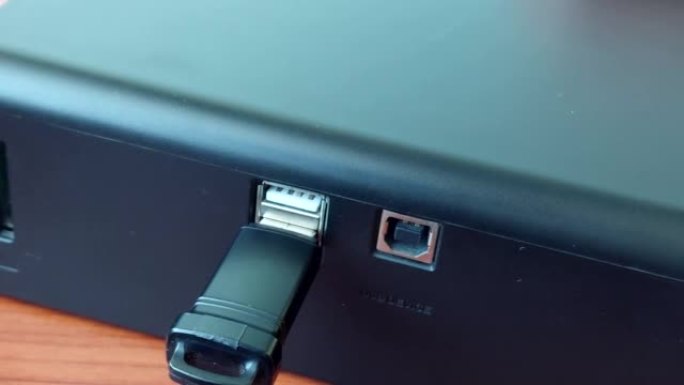 USB连接器插入电话电缆的闪存驱动器或适配器