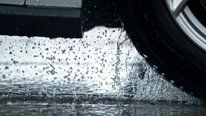 当汽车在潮湿的沥青路面上行驶时，SLO MO TS水从汽车轮胎上溅起