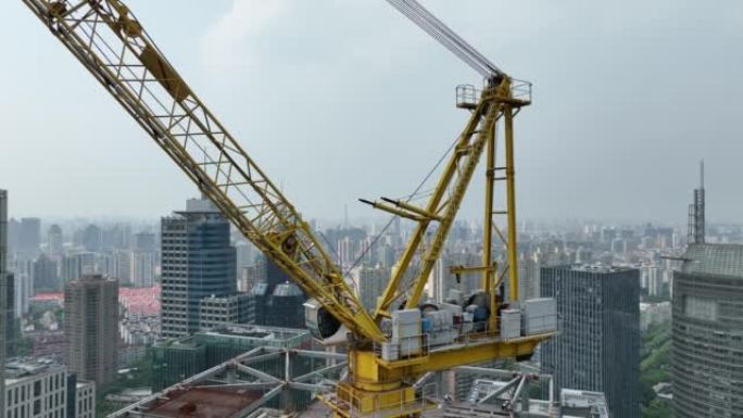 在城市建筑中，起重机周围。无人机鸟瞰图