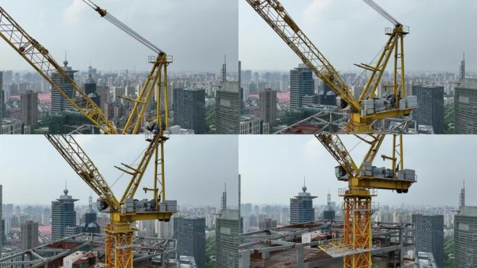 在城市建筑中，起重机周围。无人机鸟瞰图