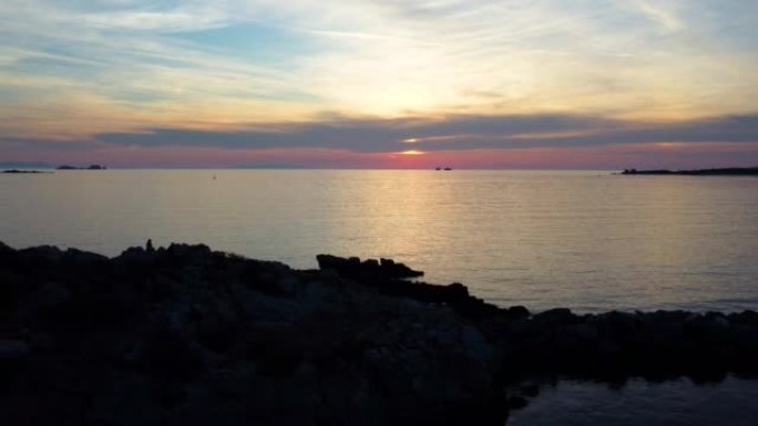 宁静的海洋和希腊村庄的空中风景