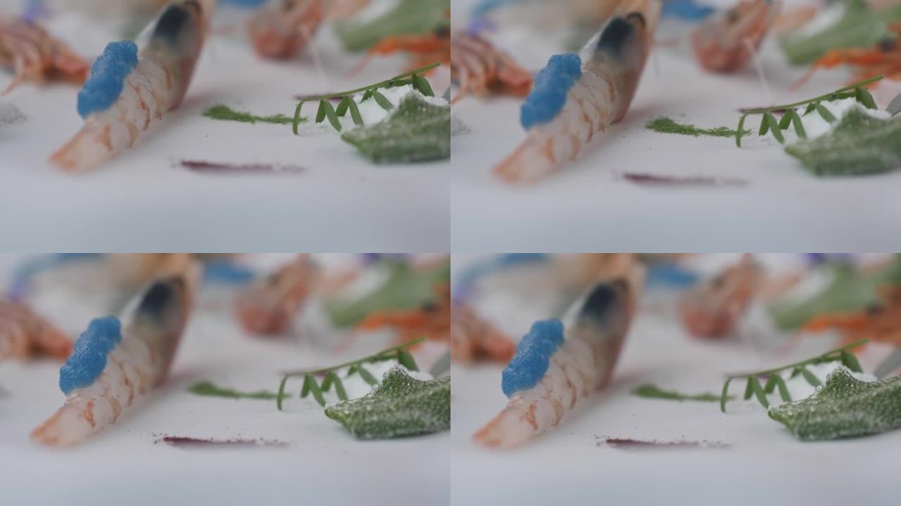 一盘小虾鱼食的细节照片