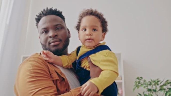 有爱心的黑人父亲抱着婴儿儿子的肖像，保姆，陪产假