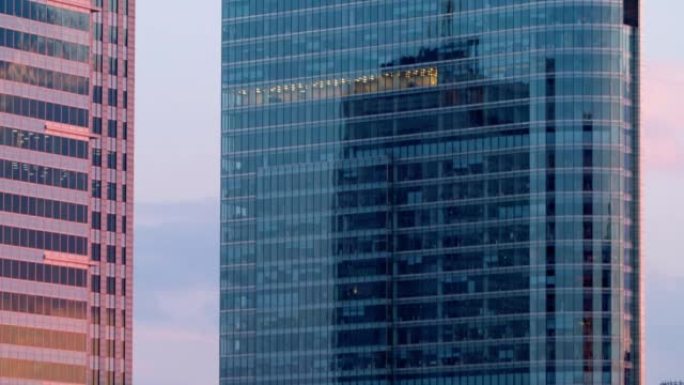 黄昏时建筑中的现代摩天大楼的航拍