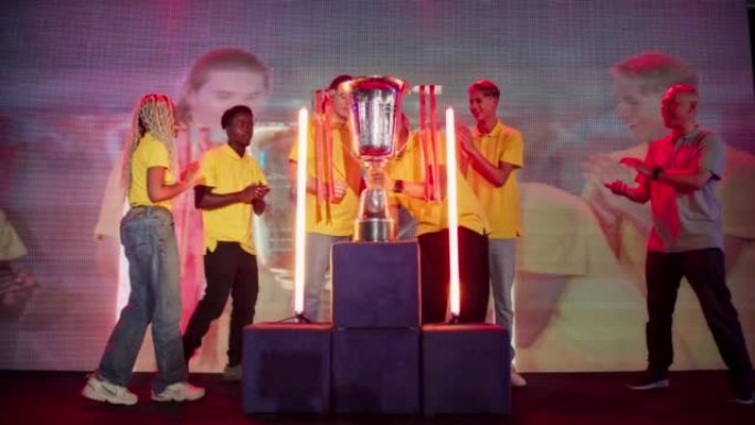 多样化的黄色职业玩家团队，非洲族裔玩家赢得了电子游戏eSport冠军