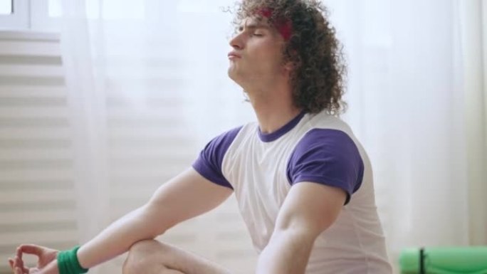 80年代有趣的年轻人健身服装冥想莲花姿势，瑜伽怪胎