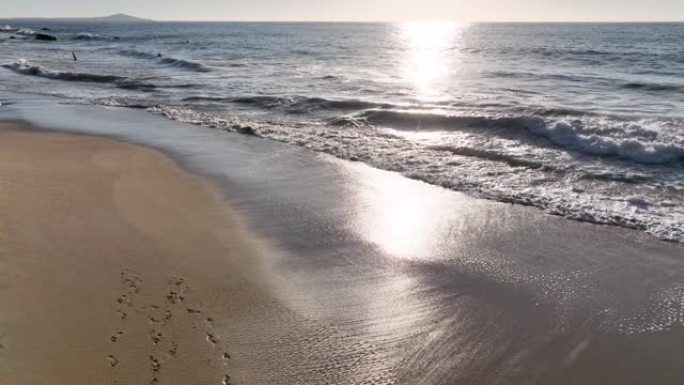 海岸线和缓海浪的鸟瞰图