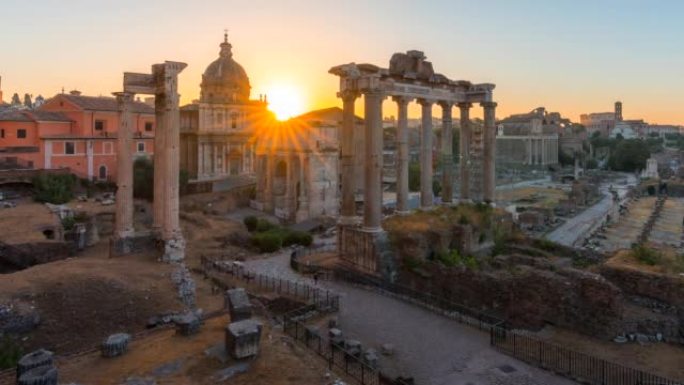 日出在著名的罗马广场。前景是土星神庙，意大利罗马，
